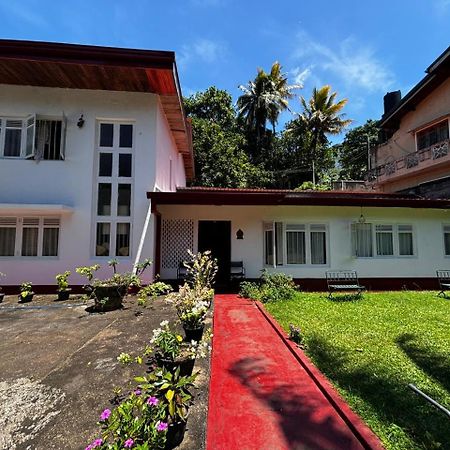 No 06 Veediya Bandara Lane Bahirawakanda Kandy Esterno foto