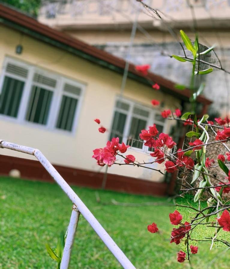 No 06 Veediya Bandara Lane Bahirawakanda Kandy Esterno foto