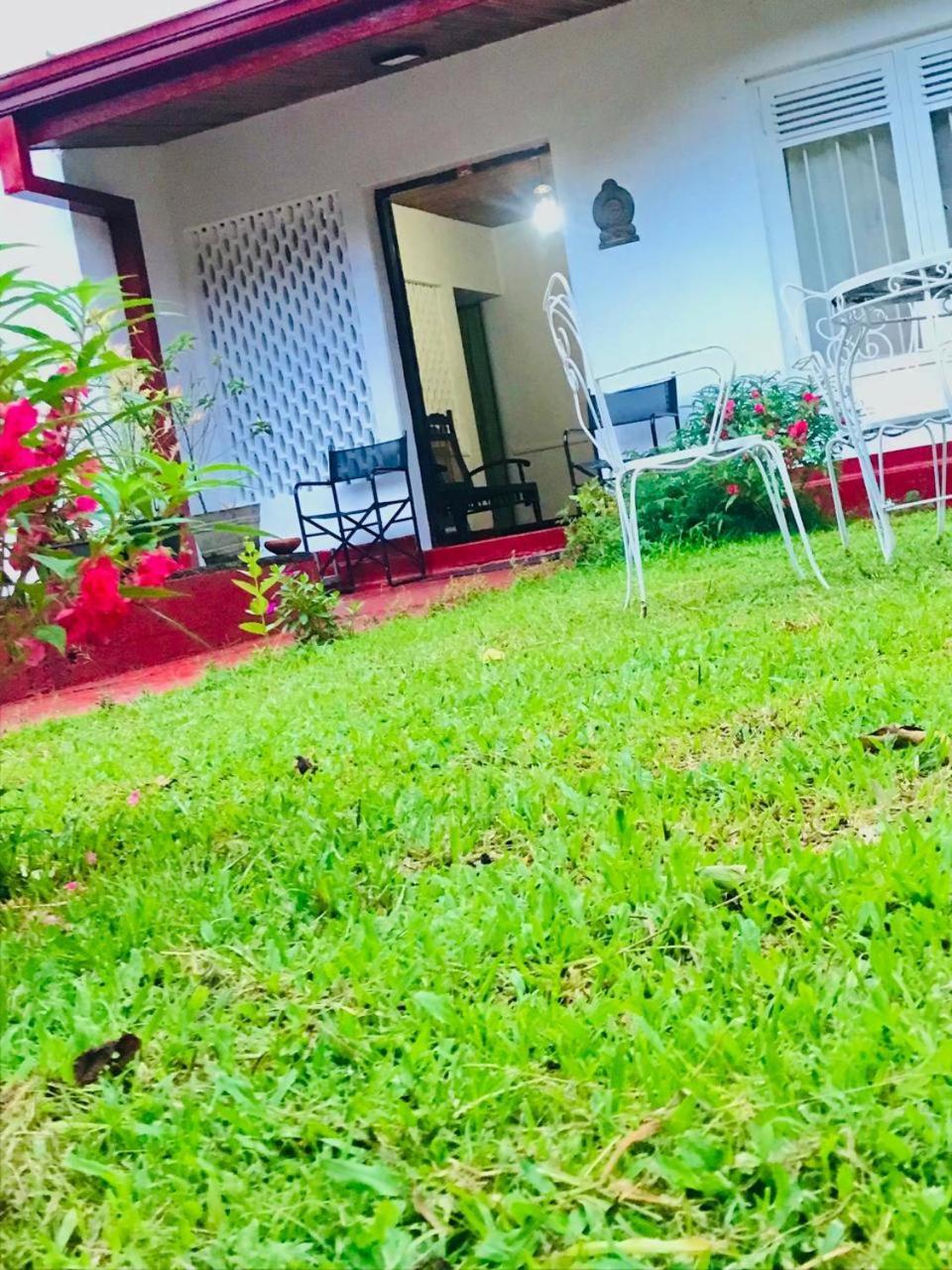 No 06 Veediya Bandara Lane Bahirawakanda Kandy Esterno foto